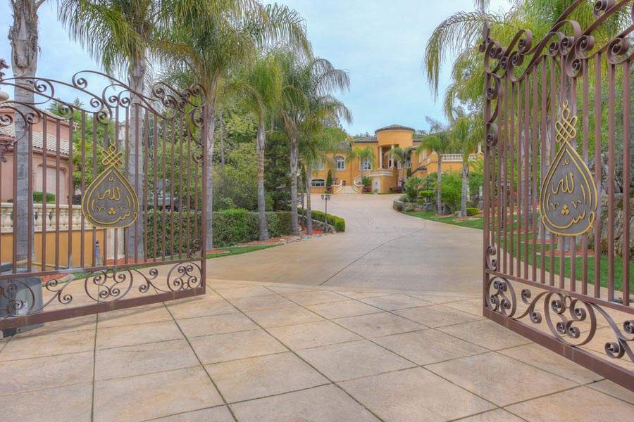 Private gates at driveway | 6005 Via Alicante Granite Bay