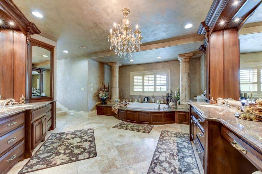 Soaking Tub | Master | 6005 Via Alicante